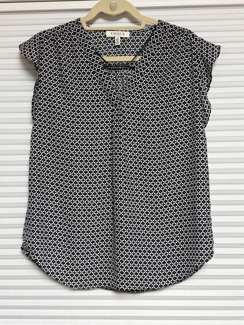Chaus Black & White Geometric Cap-Sleeve Blouse
